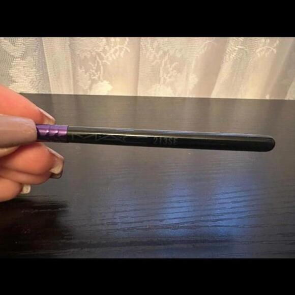 MAC 213SE Fluffy Eyeshadow Brush - Essential for Seamless Blending - Picture 2 of 3